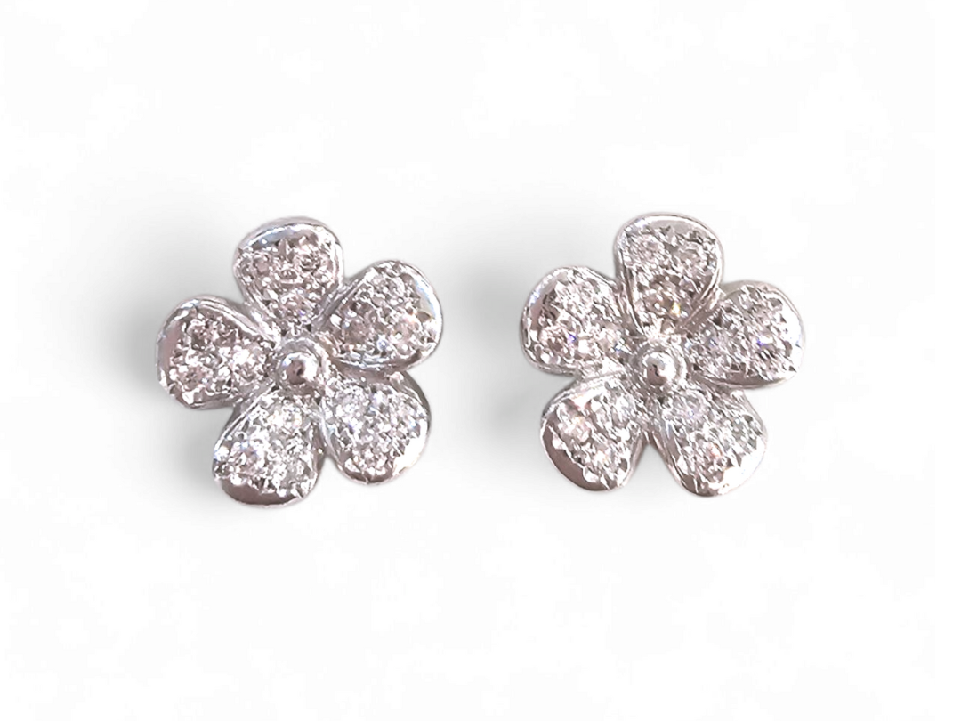 フラワーモチーフ ダイヤモンドピアス｜K18ホワイトゴールド／0.26ct／お揃いリングあり